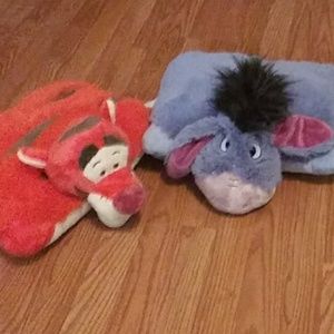 2 Pillow pets